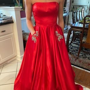 Red SHERRI HILL prom dress. Size 2